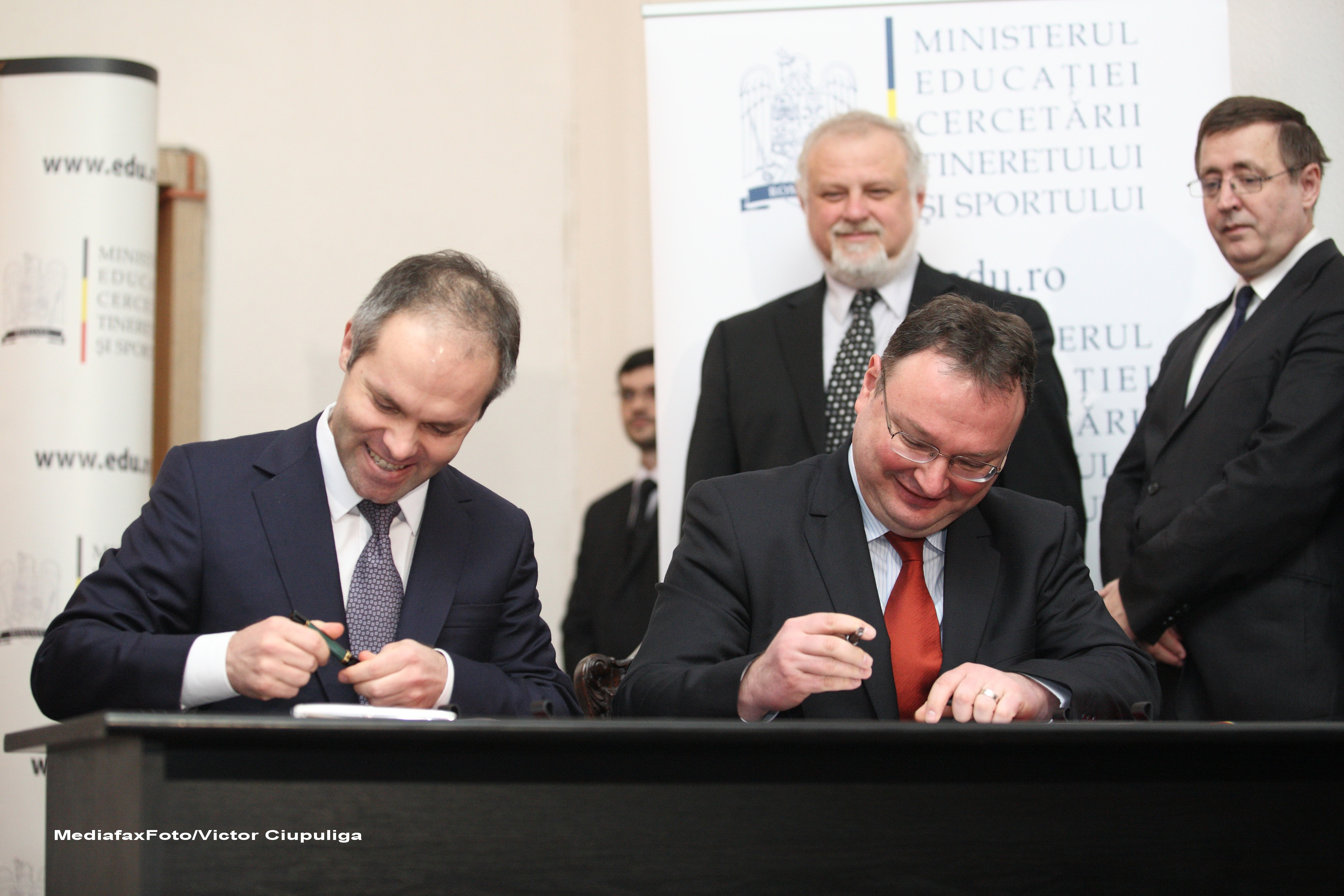 Funeriu si Baba refuza invitatia ministrului Educatiei. "Nu pot sta la masa cu un plagiator"