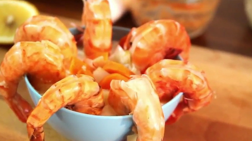 Cum sa gatesti gustos in doar cateva minute? Vezi aici cum se prepara un Cocktail de creveti! VIDEO