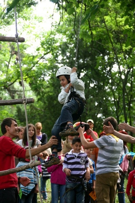 Copiii au meserii serioase. De 1 iunie, cei mici au ocazia sa fie politisti, medici sau pompieri