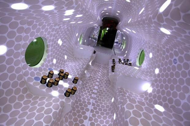 Bea o bere pe fundul Marii Baltice. Asa se sarbatoresc 250 de ani de traditie