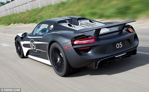 Porsche 918 Spyder consuma doar 2,5 litri la 100 km! Vezi cat costa: GALERIE FOTO