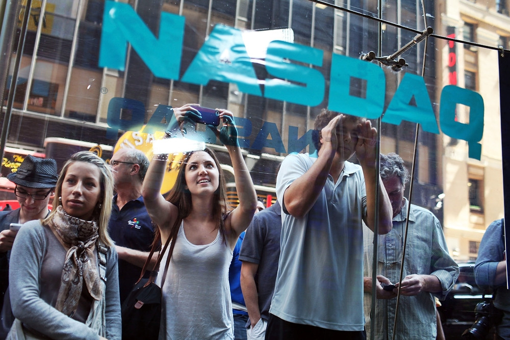 Romanii care au cumparat actiuni la Facebook au pierdut deja 50.000 de dolari. Dezamagire pe burse