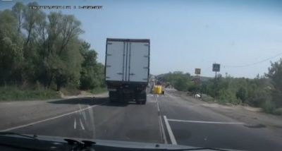 Flacari pe sosea. Un autocamion a luat foc langa Ludus