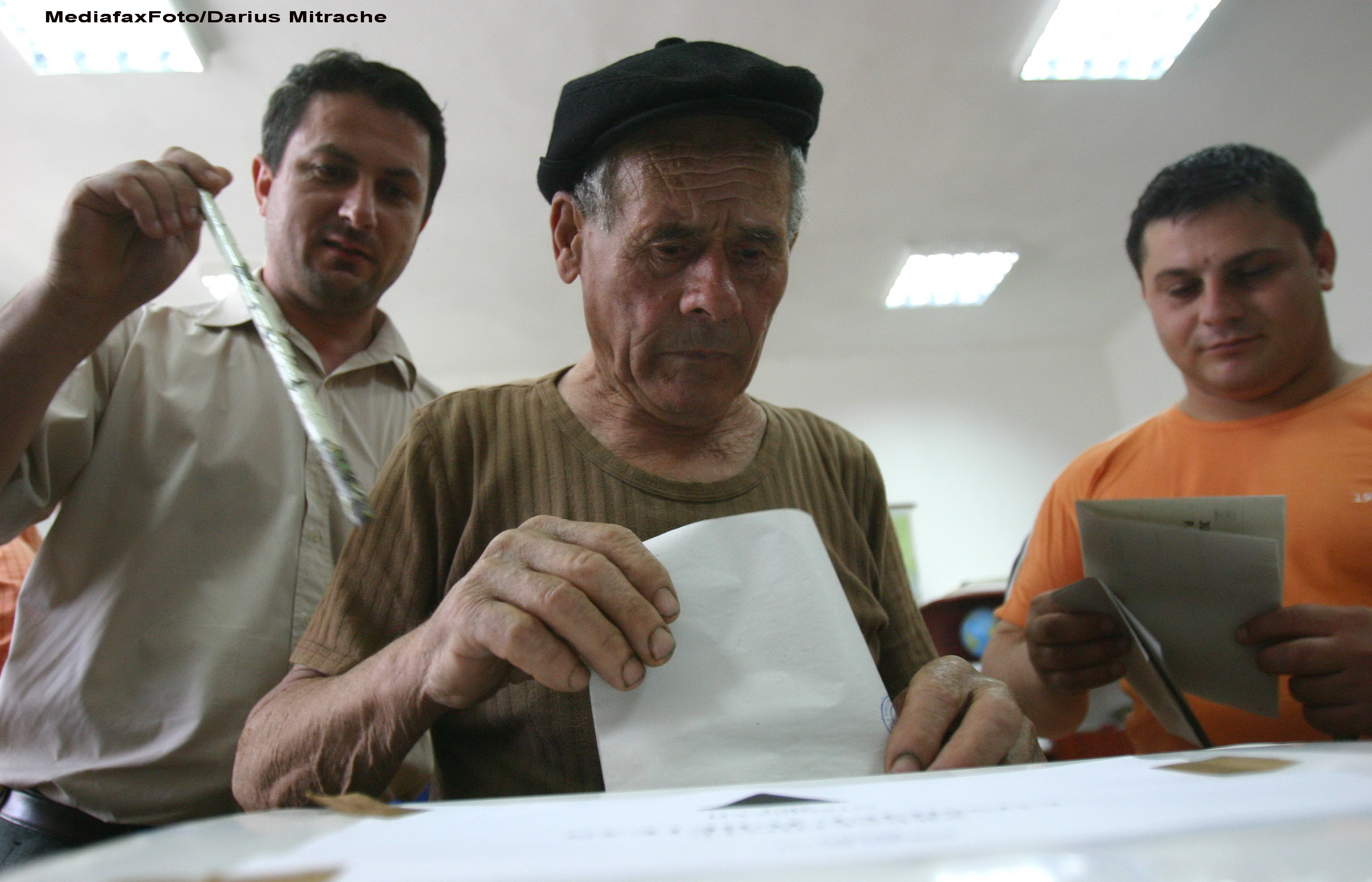 Prezenta scazuta la urne pentru romanii din Vestul tarii. Cati cetateni au votat in primele 3 ore