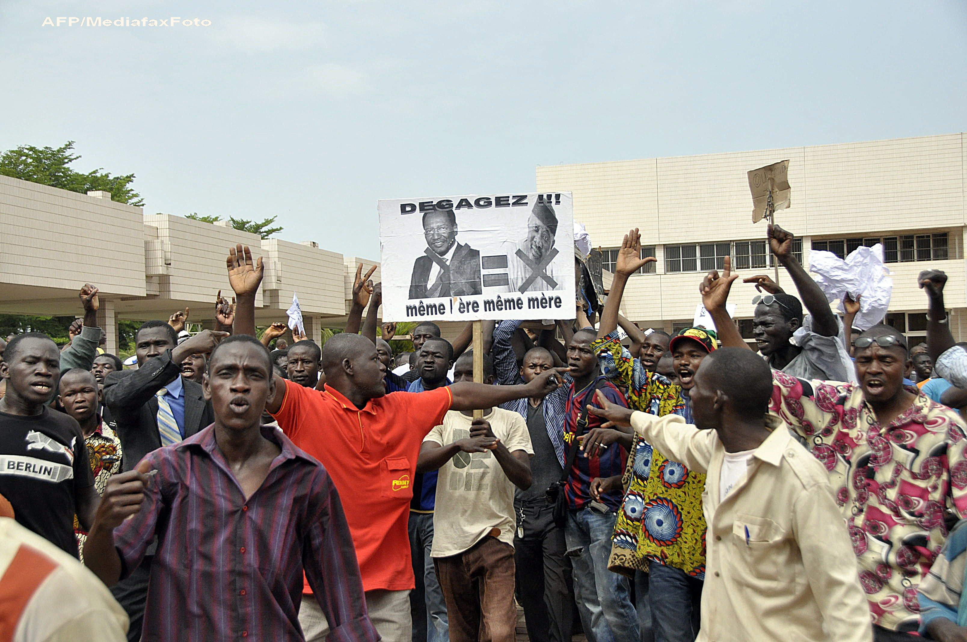 Presedintele statului Mali, Dioncounda Traore, a fost batut de protestatari pana la inconstienta