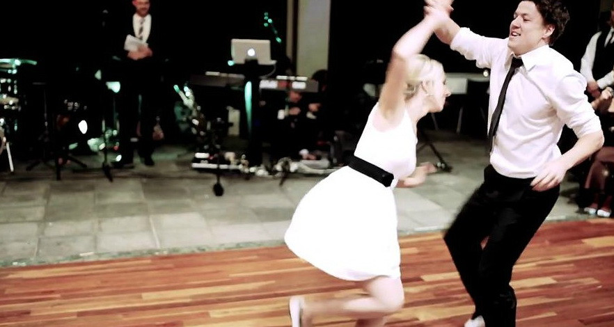 ASTA este cel mai reusit dans al mirilor! De ce au ramas invitatii cu gura CASCATA: VIDEO