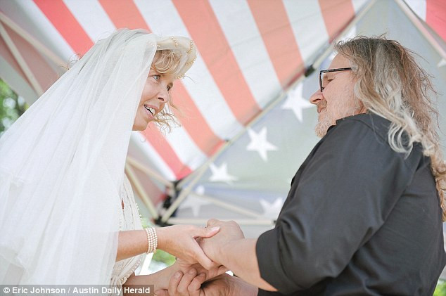 "Oamenii au plans cand au auzit unde facem nunta si au spus ca nu vin". Unde s-a casatorit cuplul