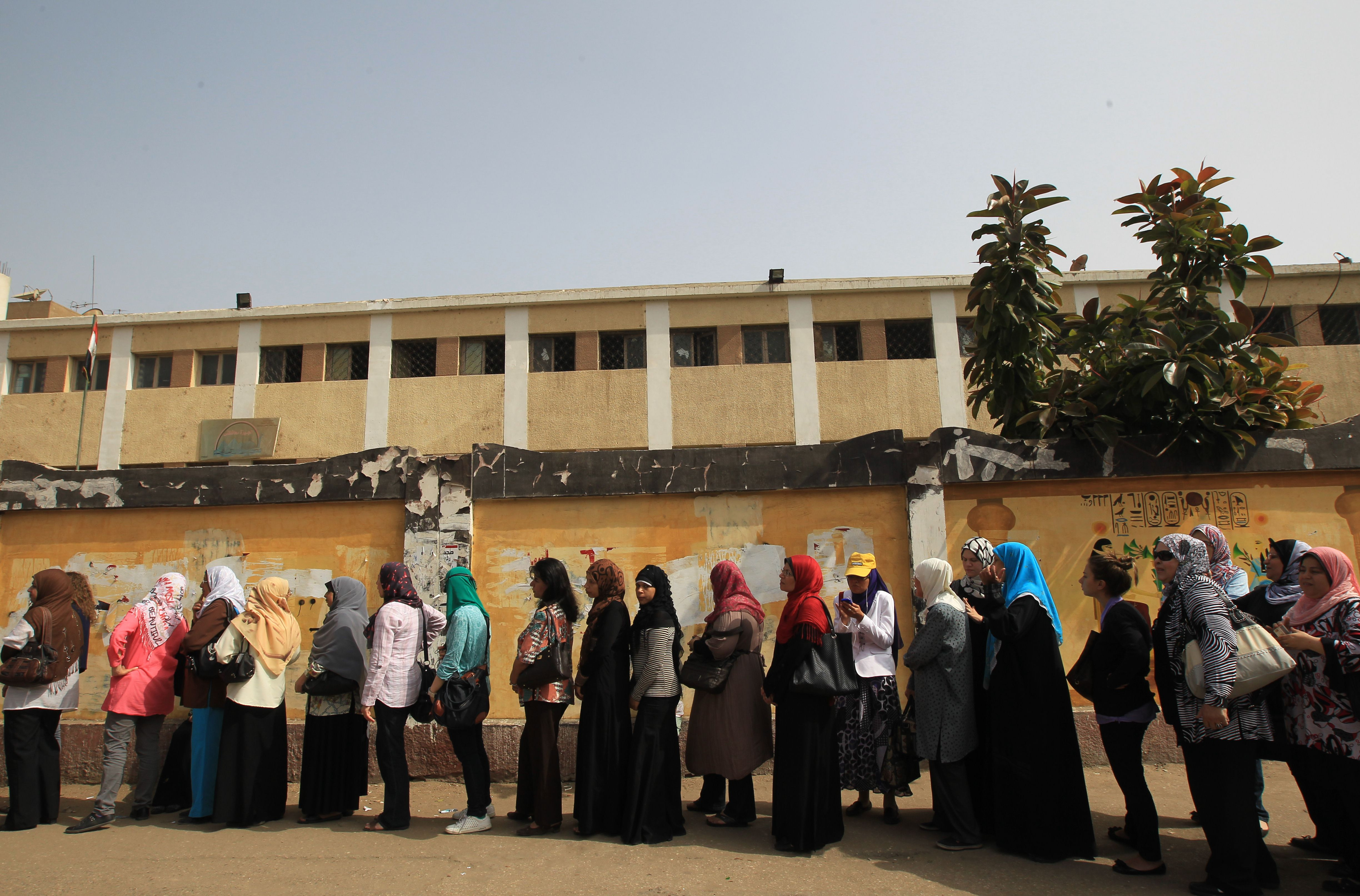 Alegeri in Egipt. Un politist, impuscat mortal in fata unui birou de vot