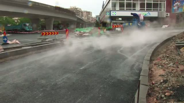 Au vrut sa asfalteze pasajul din centrul Craiovei pe ploaie. Explicatia incredibila a muncitorilor