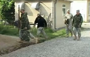 Soldati americani, prinsi de jandarmi cu un detector de metale, intr-un sit arheologic din Harsova