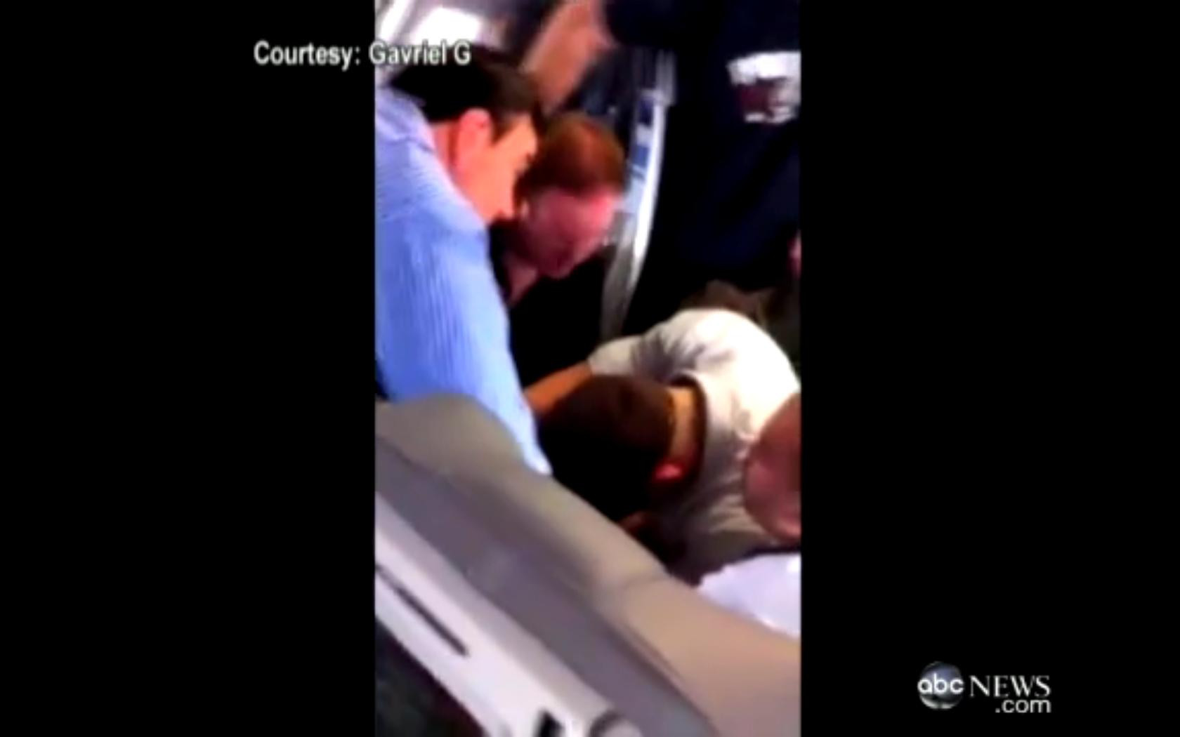 VIDEO. Pasagerii unui avion au imobilizat o femeie dupa ce aceasta a facut un anunt socant