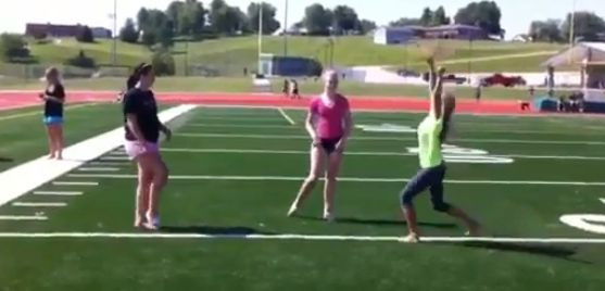 Exercitiile unei majorete pot fi dure. Cum a ajuns o blonda sa se faca de ras pe internet