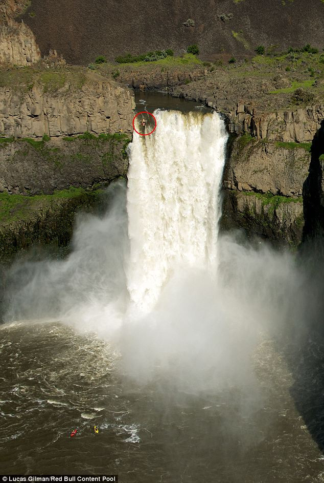Salt in GOL intr-o cascada mai MARE decat Niagara! FOTO