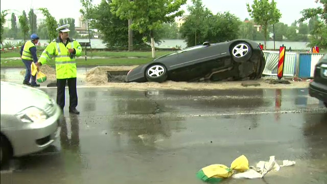 O masina de peste 100.000 euro a disparut cu totul intr-o groapa din Capitala. Ce a declarat soferul