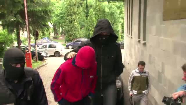 Detinut condamnat la 26 de ani de inchisoare, seful unei afaceri ilegale. Il ajuta un gardian