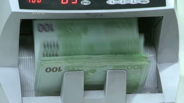 Cursul a urcat spre 4,4750 lei/euro, dupa un nou sondaj privind alegerile din Grecia