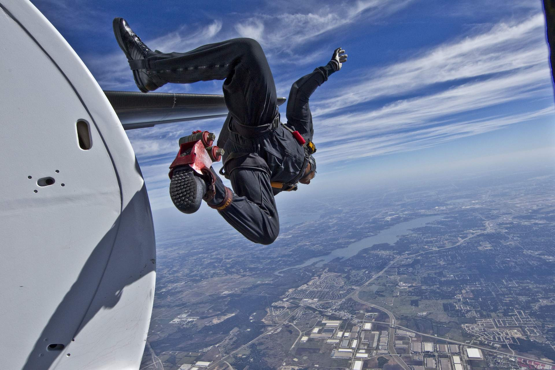 A sarit din avion FARA parasuta de la 731 de metri! Vezi pe ce a aterizat:VIDEO