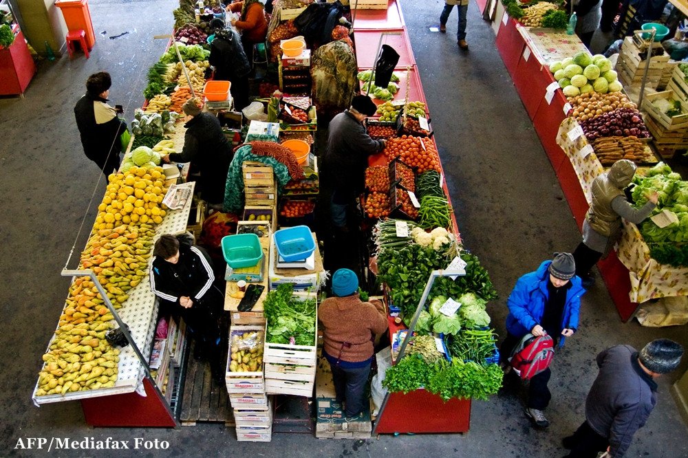 Parlamentarii au dat o lege a pietelor. Cate acte va trebui sa faca un taran ca sa vanda un kilogram de rosii la taraba