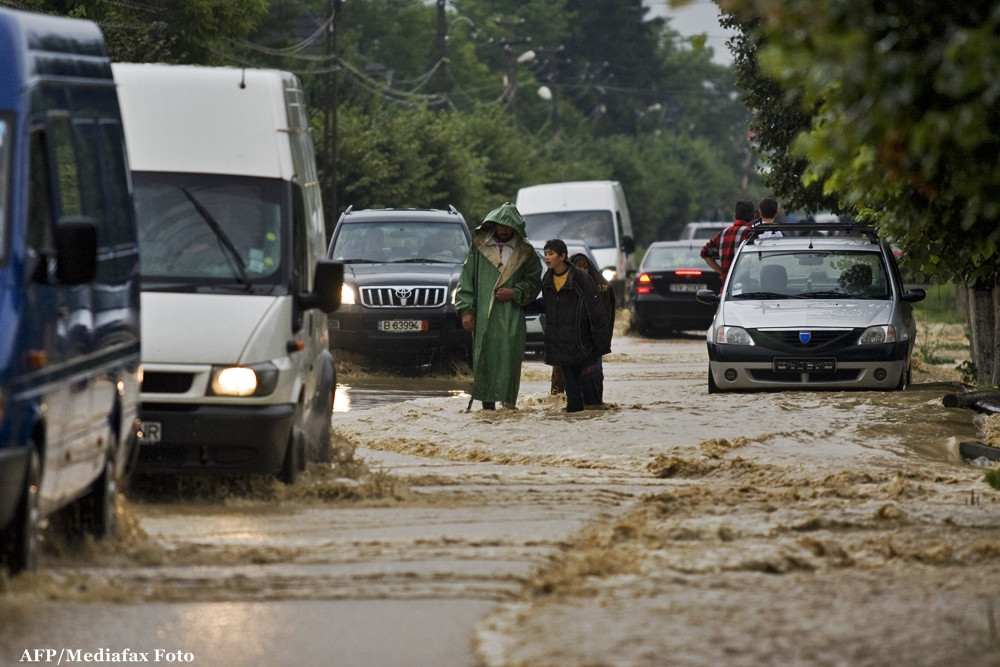 Situatie critica in judetul Bihor. Apele au acoperit drumul judetean dintre Salonta si Tulca