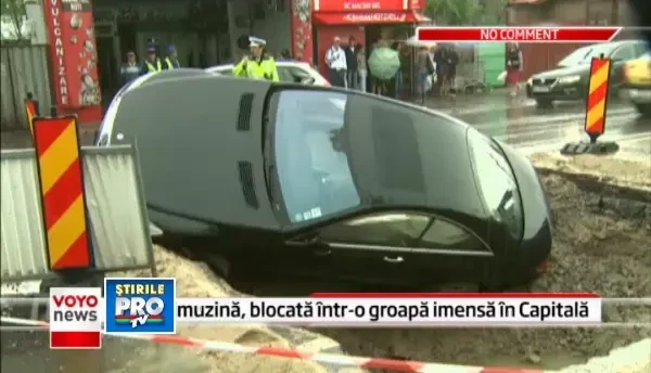 O masina de lux a disparut cu totul intr-o groapa din Bucuresti. Soferul a disparut dupa accident