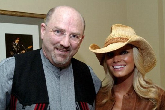 A mers la spital pentru o piatra la rinichi si s-a intors femeie. Povestea unui barbat cu 6 copii