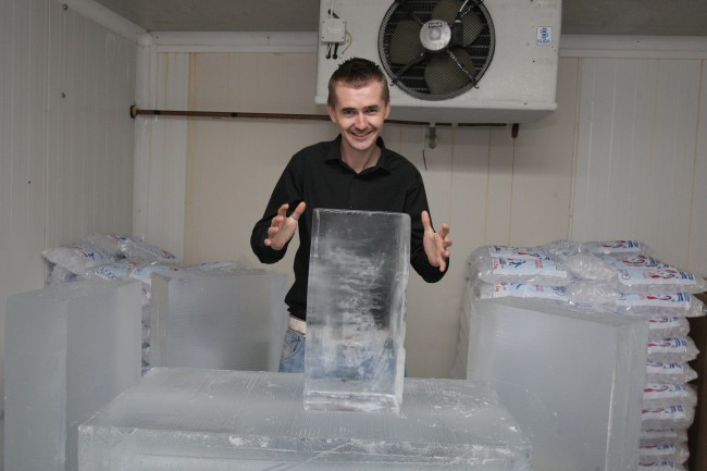 Mentalist la rece. Cristian Gog a fost ingropat in 13 blocuri de gheata. VIDEO SPECTACULOS