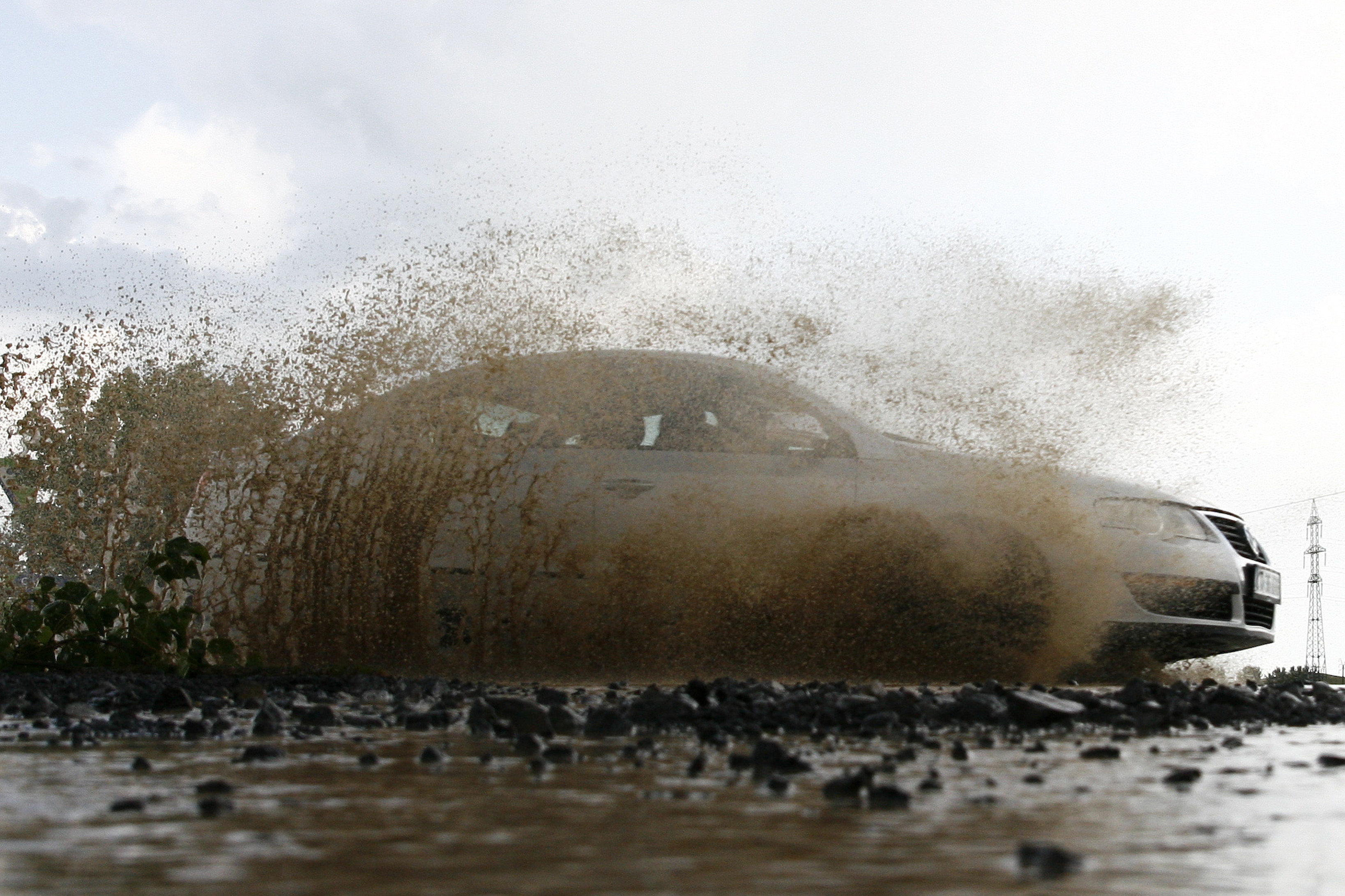 Capitala, sub asediul ploii. Pasajul Unirii, inundat: traficul este blocat de cateva ore