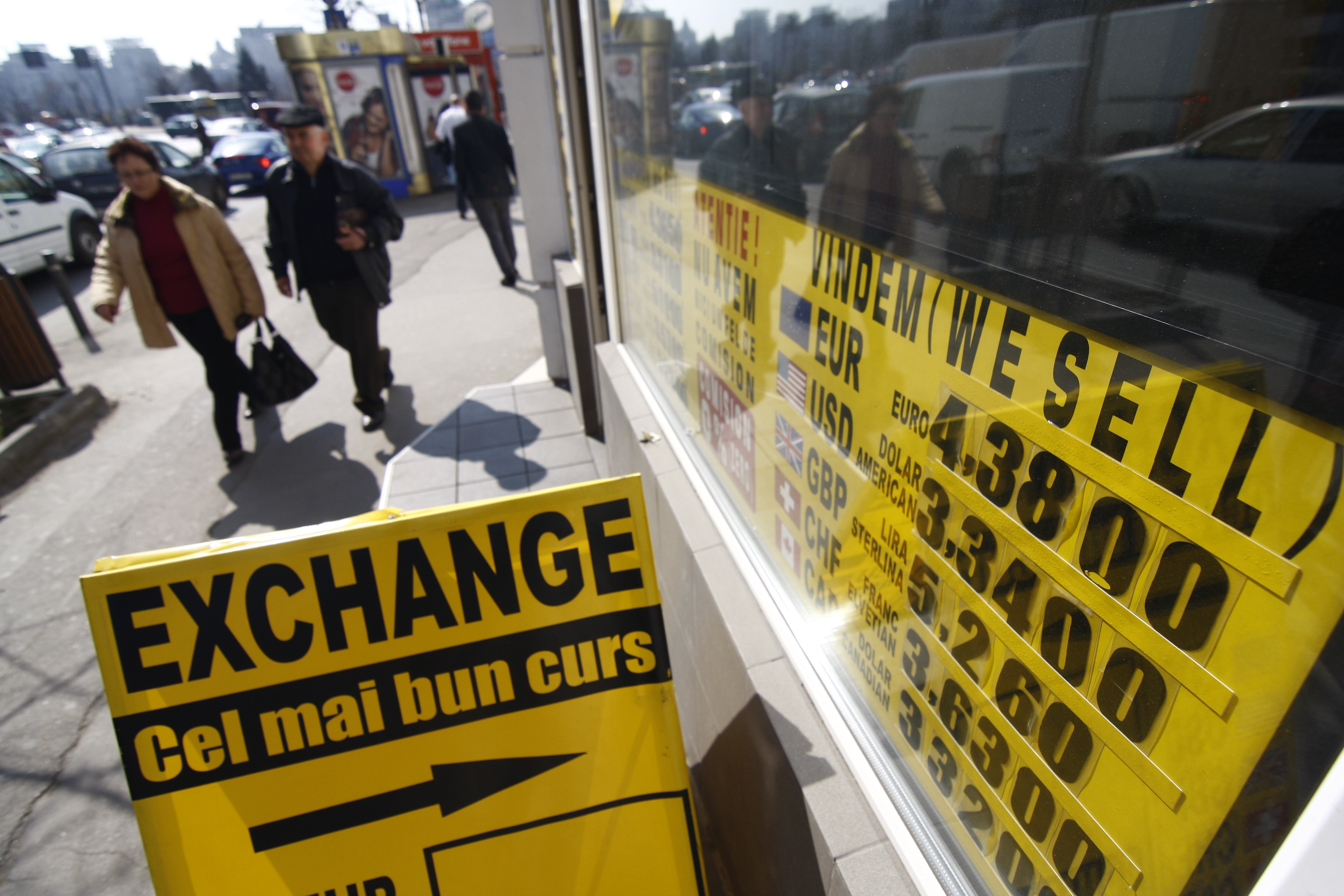 Dupa recordul negativ istoric de joi, leul s-a apreciat fata de Euro. Vezi cotatiile BNR