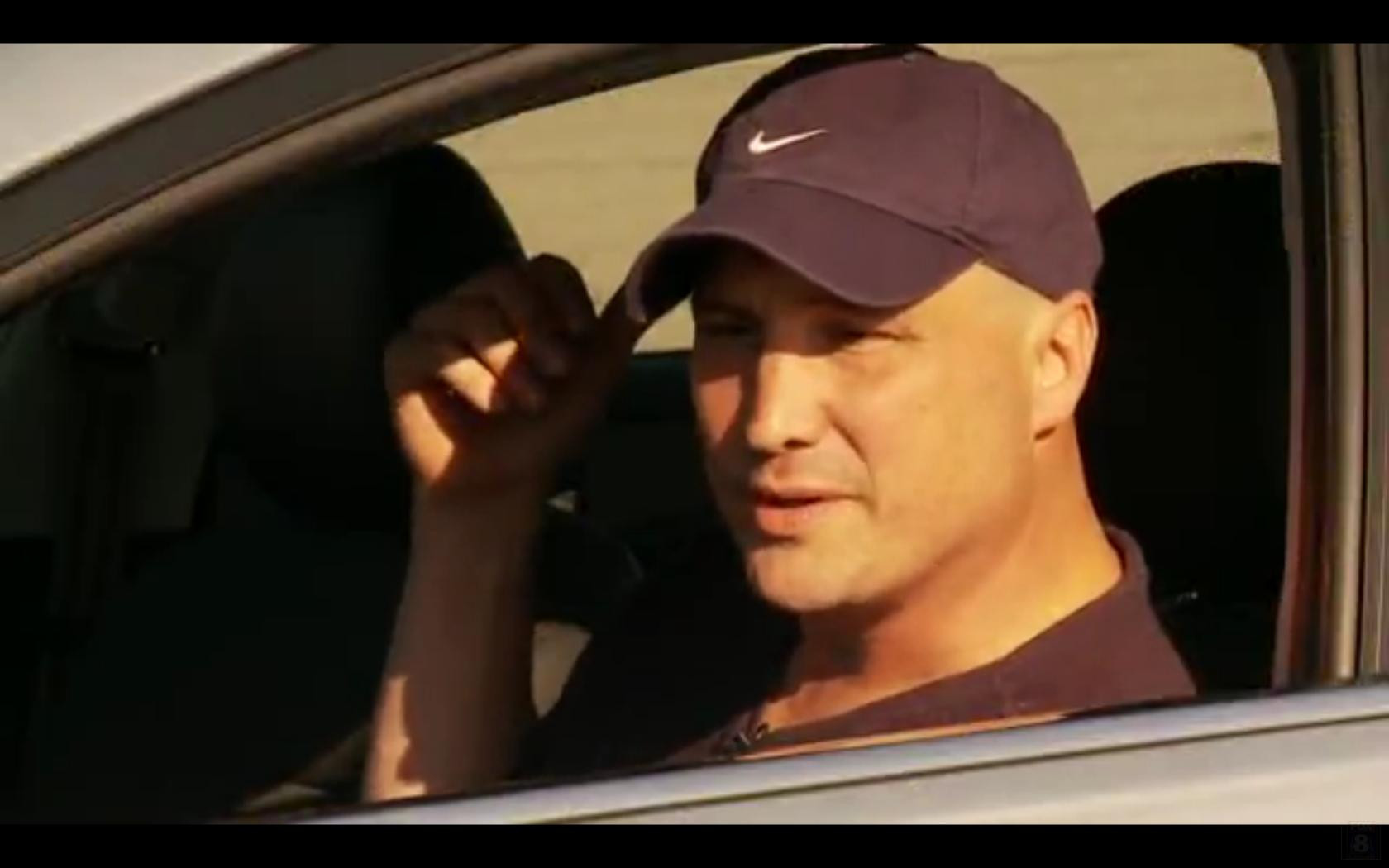 VIDEO. A luat o amenda de 500 de dolari pentru ca scapat o bancnota de un dolar pe jos