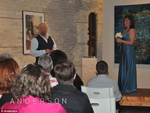 VIDEO. Aceasta femeie a organizat cea mai bizara ceremonie de nunta. Vezi cu cine s-a casatorit