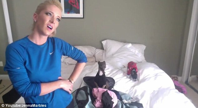 VIDEO. Habar nu aveti ce contine geanta unei blonde. Aceste imagini ar putea deslusi misterul