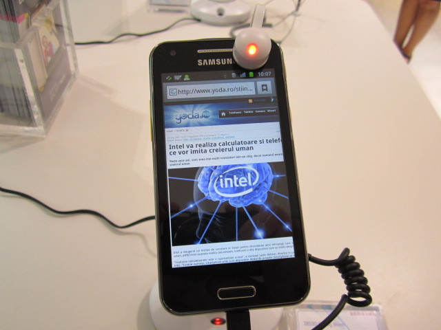 Telefonul-proiector a fost lansat azi in Romania. Gadgetul poate proiecta imagini de 127 cm (50")