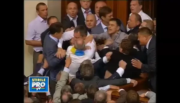 Pumni si picioare pentru limba rusa in tribunale. Scene de box in parlamentul din Ucraina
