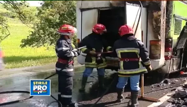 Un autocar cu turisti din Ungaria a luat foc in judetul Mures