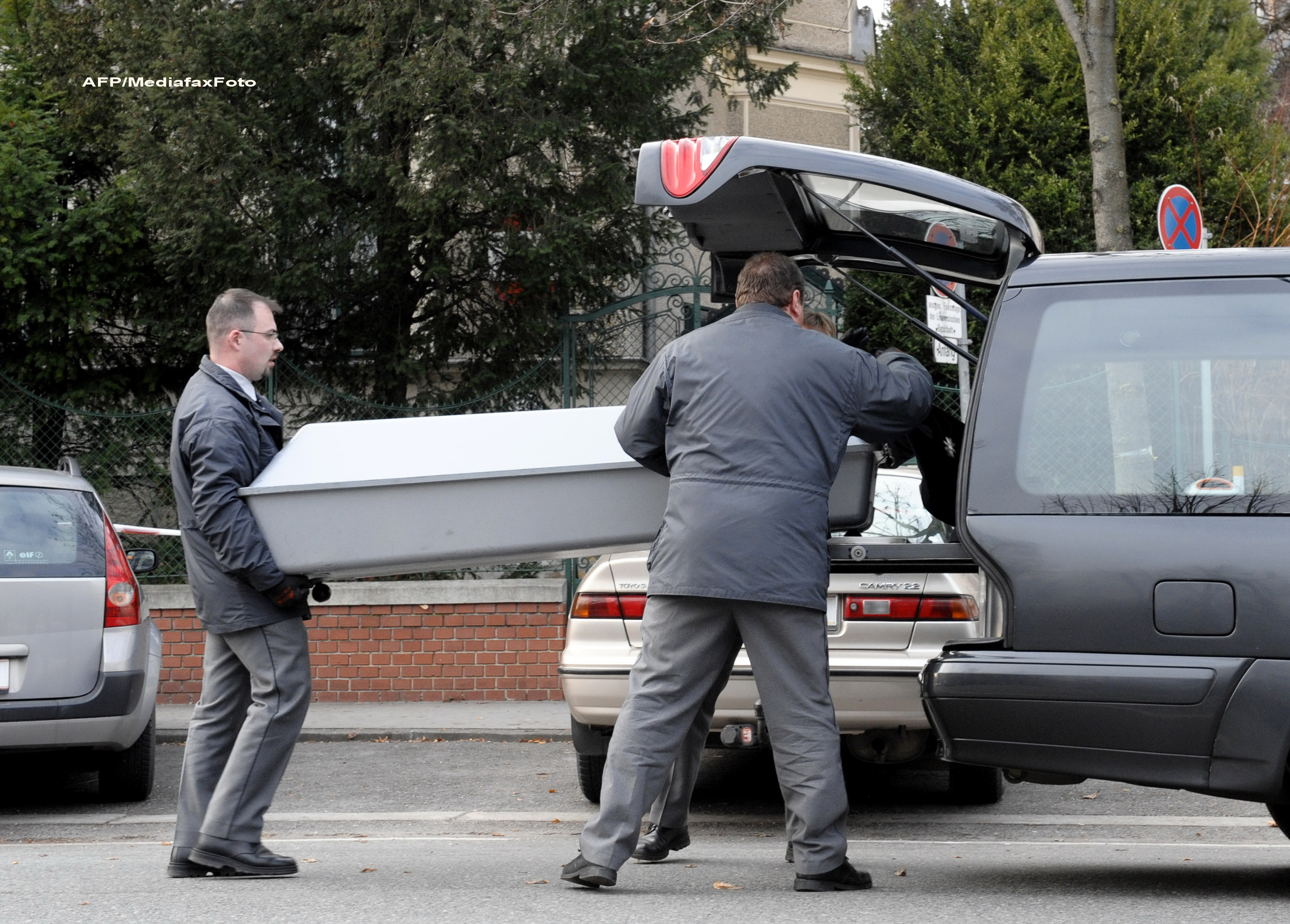 Austriecii, socati. Un barbat si-a impuscat fiul in cap LA SCOALA, apoi s-a sinucis