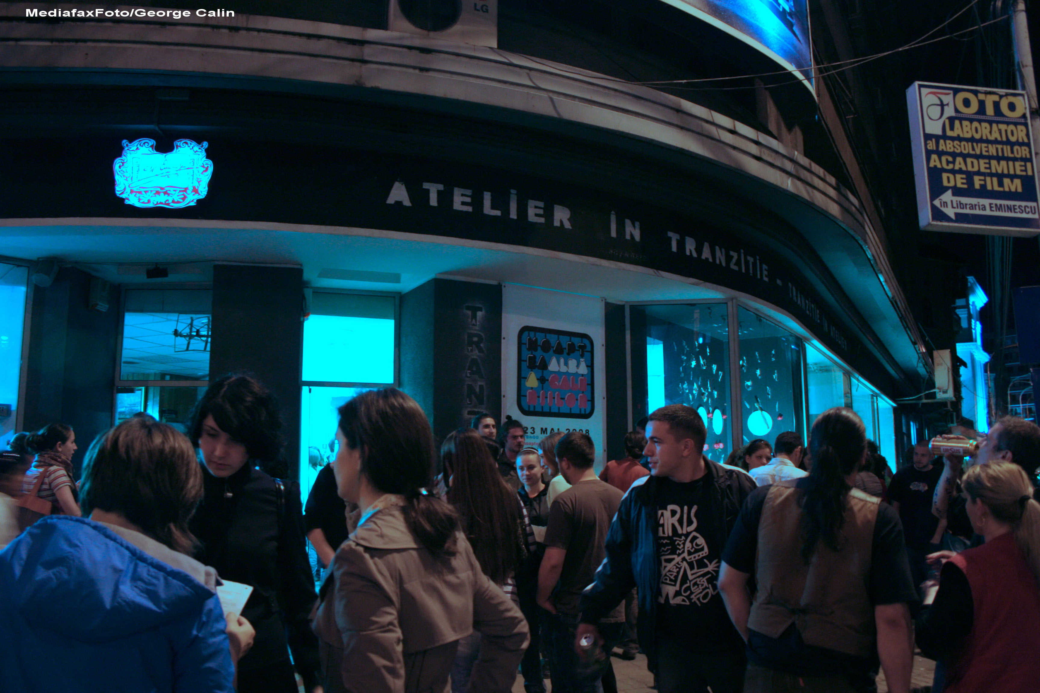 Noaptea Alba a Galeriilor: un monstru din dulap, o toaleta cu dinti sau un cos de gunoi cu ochi