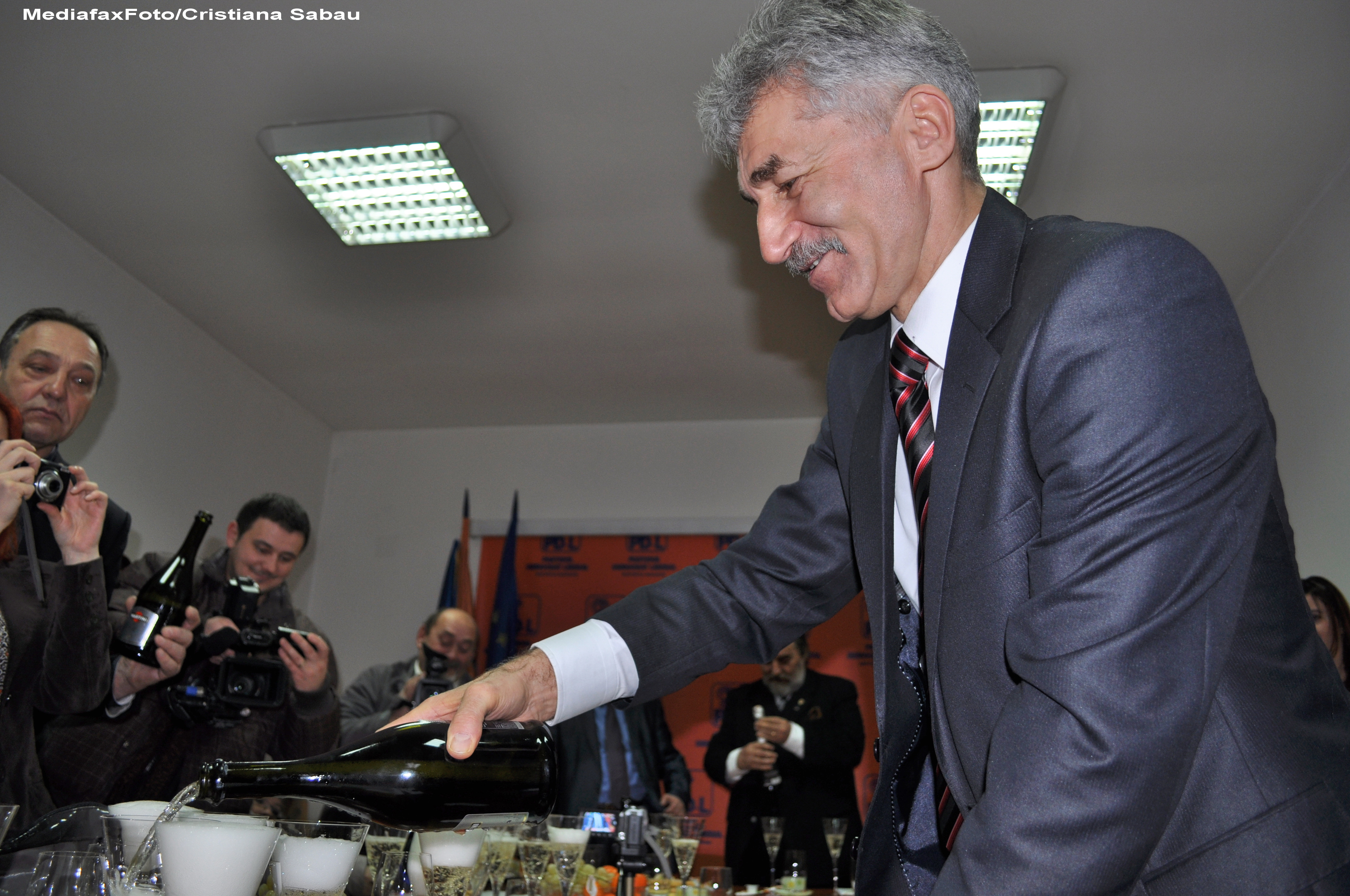 Ioan Oltean acuza USL Bistrita-Nasaud ca foloseste fotografii cu militari pe materiale electorale