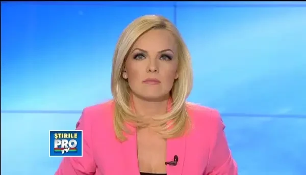 Experienta de infarct pentru un chinez care a nimerit cu masina in mijlocul unui rau umflat