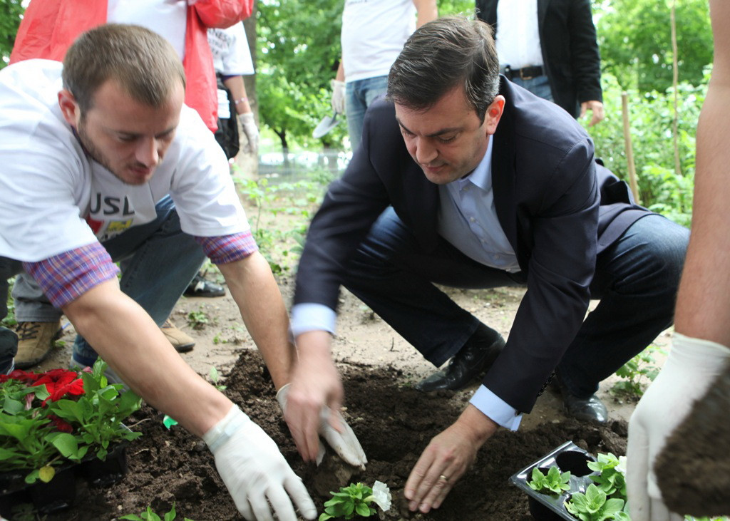 Canditatul USL la Primaria Sectorului 6, Rares Manescu, a plantat flori in gradinile blocurilor