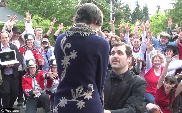 Cererea in casatorie la care raspunzi "DA" chiar daca-l urasti. VIDEO