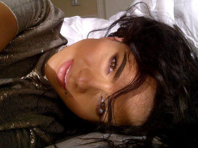 Inna, fotografiata in pat, dupa ce s-a trezit. Ipostaza in care a surprins-o obiectivul. FOTO