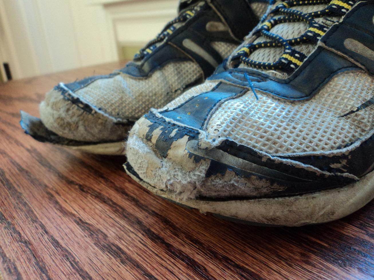 Peste 8.000 de oameni lucrau inainte de '90 pe cea mai importanta platforma a industriei de incaltaminte din Romania! Istoria adidasului romanesc VIDEO