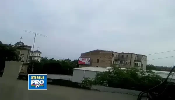 OZN in centrul Bucurestiului, filmat de un utilizator stirileprotv.ro. VIDEO