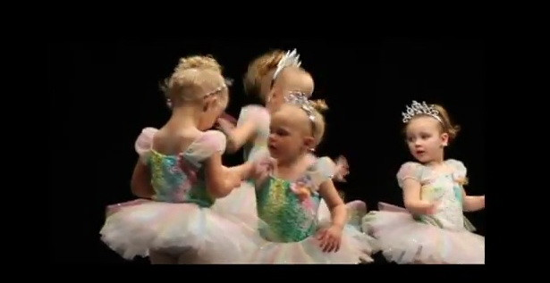 CLIPUL ZILEI: Spectacol de balet transformat in bataie intre fete :) VIDEO