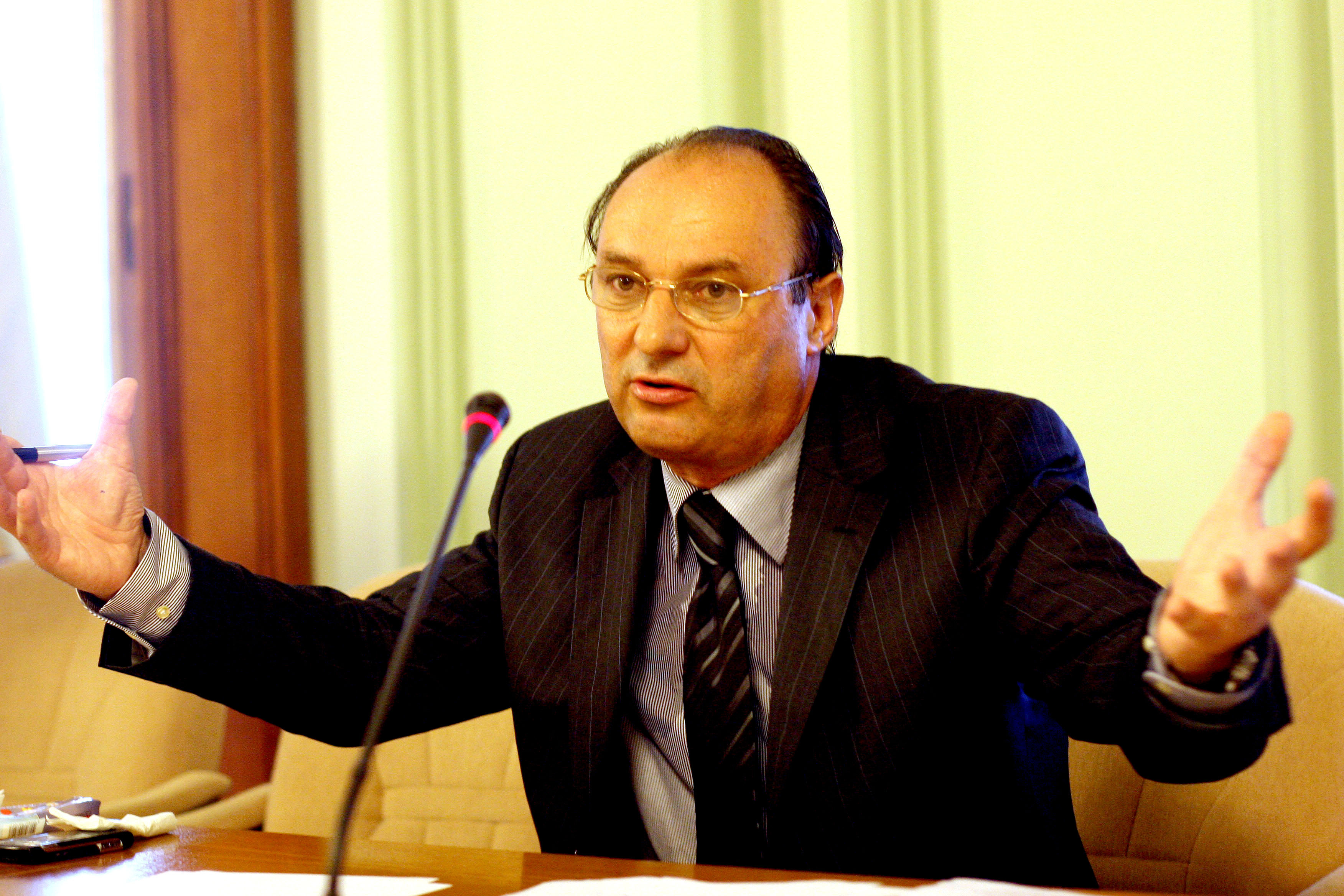 Condamnat la 7 ani de inchisoare, fostul ministru Ioan Avram Muresan a fost incarcerat