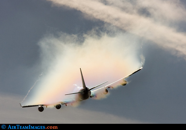 Efectele create de vaporii de aer din jurul aeronavelor surprinse in imagini SENZATIONALE! FOTO