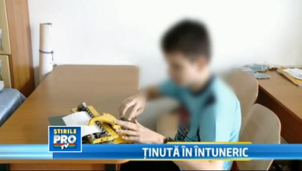 Copilarie chinuita pentru o fetita nevazatoare de 10 ani. Parintii refuza s-o dea la scoala speciala