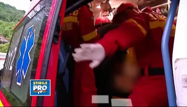 Un moment de neatentie i-a fost fatal. Un tanar din Sighisoara a cazut in gol trei metri