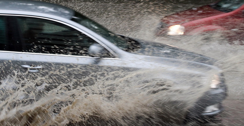 Orase din estul tarii inundate dupa o ploaie torentiala de numai 20 de minute