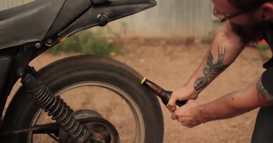 ASTEA sunt cele mai creative si mai ridicole :) metode de a deschide o bere! VIDEO